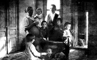 ▲	Obraz Mariusza Pilisa to opowieść o tragedii zamordowanych przez Niemców rodziców z siedmiorgiem dzieci.