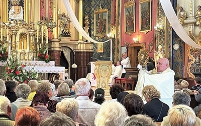 Bp Piotr Greger  udzielił indywidualnego błogosławieństwa eucharystycznego. 