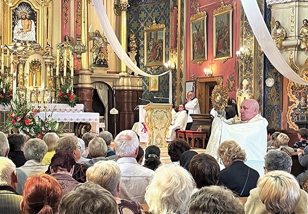 Bp Piotr Greger  udzielił indywidualnego błogosławieństwa eucharystycznego. 