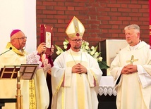 Podczas jubileuszu (od lewej): bp Jerzy Maculewicz,  bp Edward Kawa i o. Marian  Gołąb OFM Conv. 