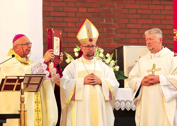 Podczas jubileuszu (od lewej): bp Jerzy Maculewicz,  bp Edward Kawa i o. Marian  Gołąb OFM Conv. 