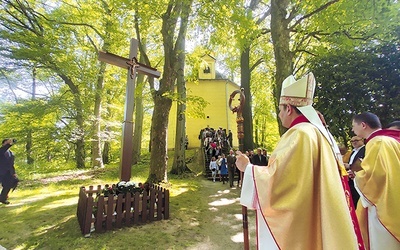 ▲	Biskup Piotr poświęcił krzyż.