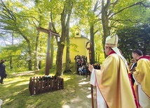 ▲	Biskup Piotr poświęcił krzyż.