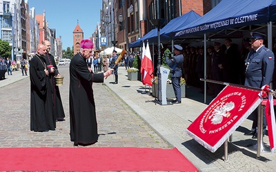 Chorągiew poświęcił  bp Jacek Jezierski.