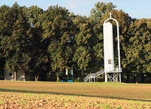 Ołtarz postawiony z okazji wizyty papieża Jana Pawła II przy błoniach obok annogórskiej bazyliki.