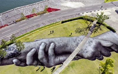 Projekt artystyczny, który na trawniku nieopodal Nagasaki stworzył Francuz Saype.
2.05.2023
Onoue no Oka,
Japonia