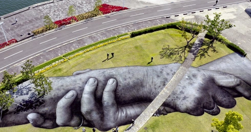 Projekt artystyczny, który na trawniku nieopodal Nagasaki stworzył Francuz Saype.
2.05.2023
Onoue no Oka,
Japonia