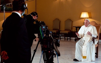 Papież Franciszek dzieli się z widzami swoimi przemyśleniami na temat miłości, marzeń, zmagań z przeciwnościami i pracy.