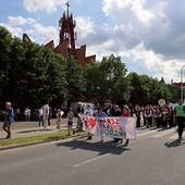 W ostrowieckim familijnym wędrowaniu wzięło udział kilkaset osób.