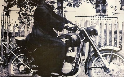 ▲	Ks. Tadeusz Klej na motocyklu w Turobinie w 1970 roku.