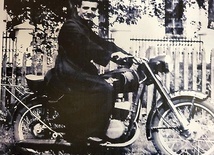 ▲	Ks. Tadeusz Klej na motocyklu w Turobinie w 1970 roku.