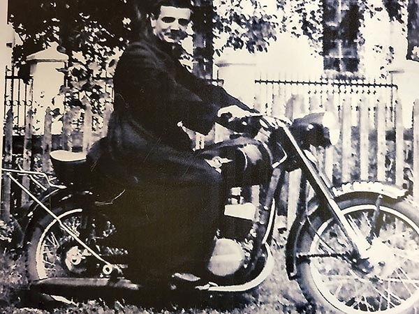 ▲	Ks. Tadeusz Klej na motocyklu w Turobinie w 1970 roku.