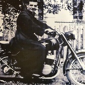 ▲	Ks. Tadeusz Klej na motocyklu w Turobinie w 1970 roku.