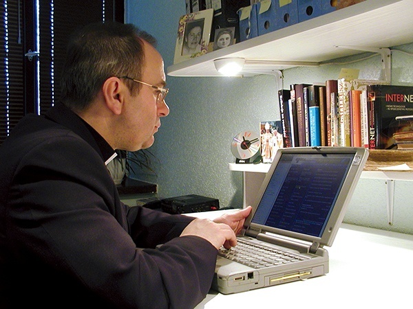 Rok 2003. Ks. Józef przy pracy.