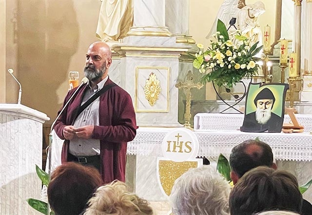 	Raymond Nader w rudzickiej świątyni.