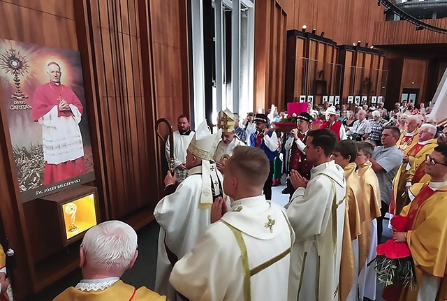 Relikwiarz, wniesiony do prezbiterium, po Mszy św. trafił do gabloty pod obrazem św. Bilczewskiego.