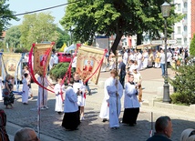 Procesja teoforyczna wyrusza sprzed katedry św. Mikołaja  w Elblągu.
