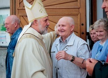 Gość z Papui-Nowej Gwinei pozdrawia wiernych wychodzących z kościoła po Mszy św.