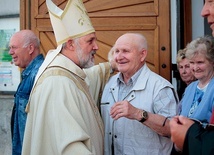 Gość z Papui-Nowej Gwinei pozdrawia wiernych wychodzących z kościoła po Mszy św.