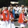 – To święto człowieka, miasta, dzielnicy, wsi, ulicy, drogi, bo jej przeznaczeniem staje się być drogą Boga do mnie – człowieka, do nas – ludzi. Wspólną drogą człowieka i Boga – mówił w homilii bp Jacek Grzybowski.