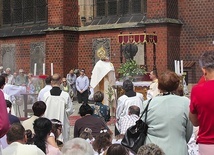 ▲	Wierni licznie szli za Jezusem.