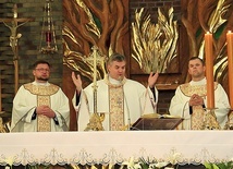 Mszy św. inauguracyjnej przewodniczył bp Zbigniew Zieliński,  a koncelebrowali ją ks. Paweł Wojtalewicz i ks. Tomasz Wołoszynowski.