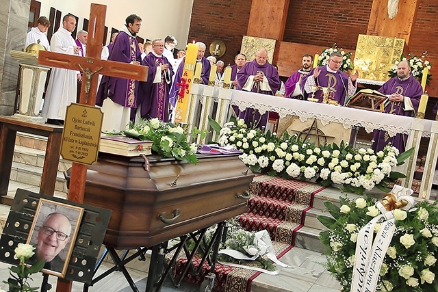 Uroczystościom pogrzebowym przewodniczył bp Zadarko.