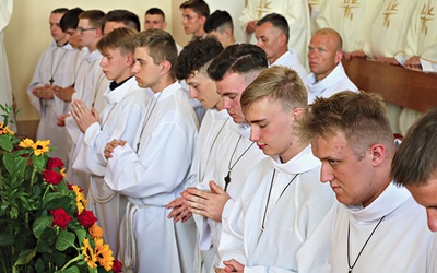 ▲	Lektorzy i ceremoniarze zostali pobłogosławieni do pełnienia posługi.