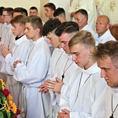 ▲	Lektorzy i ceremoniarze zostali pobłogosławieni do pełnienia posługi.