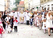 	W centralnej procesji z Wawelu na Rynek Główny wzięło udział kilka tysięcy osób.