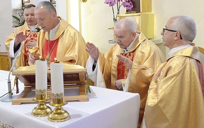 ▲	Koncelebra pod przewodnictwem bp. Marka Solarczyka. Jubilat drugi z prawej.