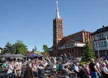 ▼	Parafianie i goście doskonale się bawili w cieniu świątyni, której bryła wzorowana jest na rzymskiej bazylice NMP na Zatybrzu, tytularnym kardynalskim kościele Prymasa Tysiąclecia.