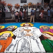 Dywan z barwionej soli, utworzony na uroczystość Bożego Ciała przed kościołem San Atanasio.
8.06.2023
Los Santos, Panama