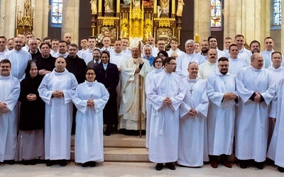 Wśród 72 nadzwyczajnych szafarzy Komunii Świętej ustanowionych przez abp. Grzegorza Rysia w archidiecezji łódzkiej jest 6 sióstr zakonnych i 3 panie świeckie.