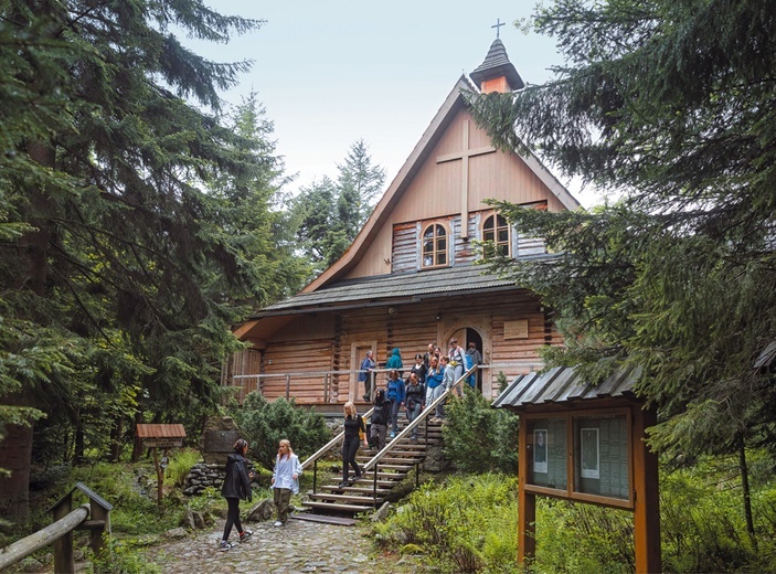 Kalatówki to miejsce wyciszenia, ale czasem jest tu rojno jak w ulu. Zaglądają tu turyści maszerujący na Giewont.