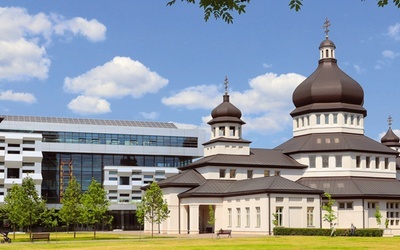 Kampus UKU. Kościół pw. Mądrości Bożej; po lewej Centrum im. Andrija Szeptyckiego, po prawej Kolegium im. Iosifa Slipyja.