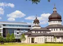 Kampus UKU. Kościół pw. Mądrości Bożej; po lewej Centrum im. Andrija Szeptyckiego, po prawej Kolegium im. Iosifa Slipyja.