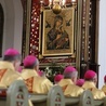 Biskupi podczas modlitwy. Tej najważniejszej