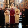 Nowi księża wraz z księżmi biskupami i przełożonymi seminaryjnymi.