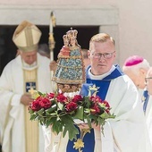 	Ks. Wojciech Iwanicki niósł w procesji na rozpoczęcie Mszy św. wizerunek Maryi umieszczony na co dzień w ołtarzu głównym.