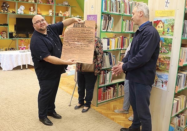 Przekazanie plakatu z początków XX wieku wzywającego  do udziału w I wojnie światowej.