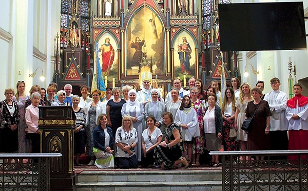 Wspólne zdjęcie po zakończonej Mszy św.