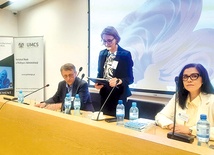 ▲	Aneta Wójciszyn-Wasil podczas otwarcia panelu naukowego.
