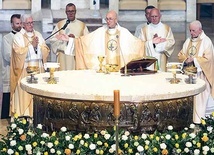 Nowy metropolita i jego poprzednicy przy ołtarzu.