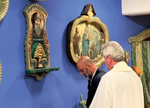 Relikwiarz wyeksponowany jest na specjalnym postumencie z płaskorzeźbą świętego – na zdjęciu pochylony przed nim Raymond Nader.