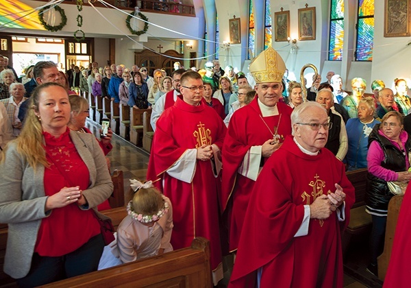 Dziękczynnej Eucharystii przewodniczył bp  Zbigniew Zieliński.