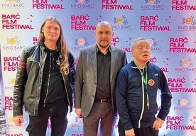 Przy okazji festiwali Piotrek (pierwszy z prawej) nawiązuje nowe znajomości. W Barcinie przyjaciele spotkali m.in. Adama Woronowicza.