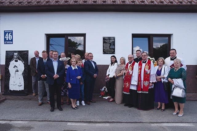 W odsłonięciu tablicy wzięli też udział krewni upamiętnionego księdza.