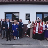 W odsłonięciu tablicy wzięli też udział krewni upamiętnionego księdza.