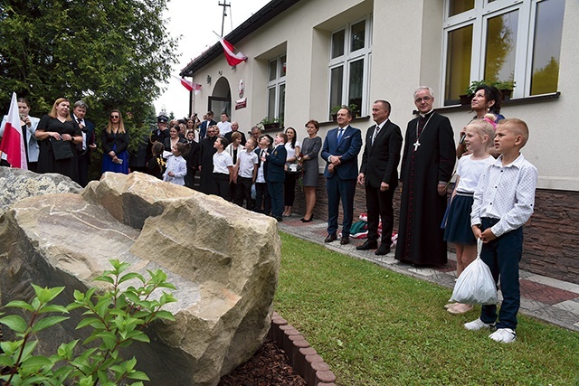 	Przy obeliskach. W jednym z nich została umieszczona kapsuła czasu.